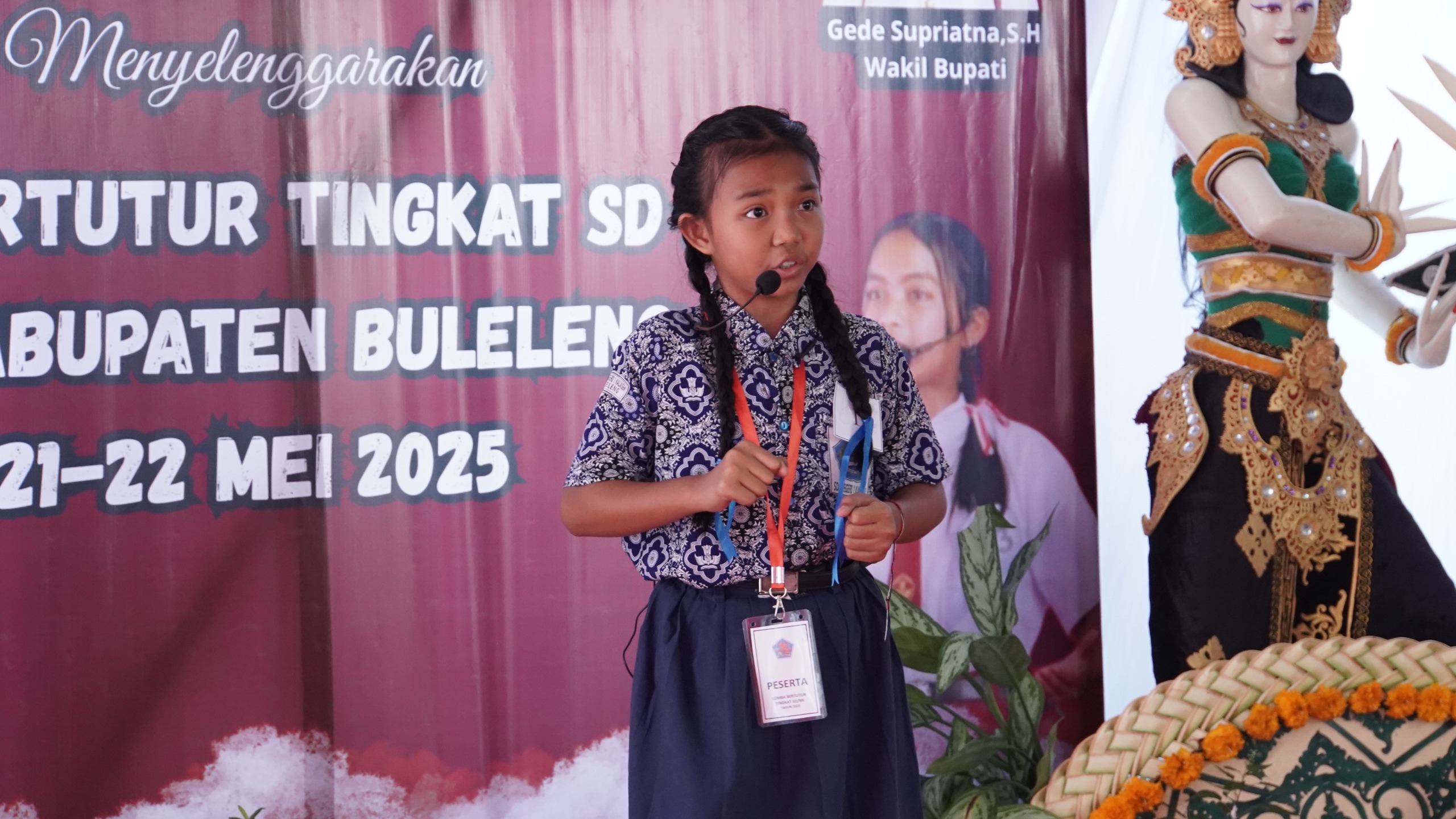 BERTUTUR: Salah seorang peserta lomba bertutur tingkat SD di Buleleng.