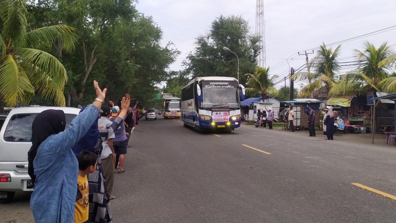 MERIAH: Umat muslim di Jembrana saat mengantar rombongan jemaah haji. Tradisi itu disebut ninjau haji. Usai melambaikan tangan, mereka berwisata.