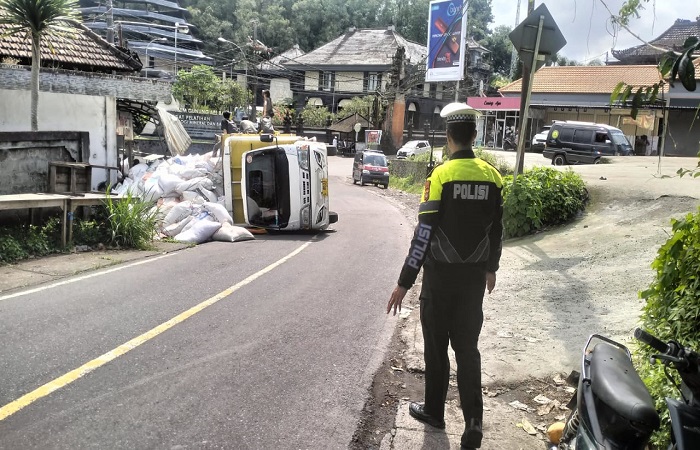 Truk pengangkut pupuk ini terbalik saat melintas di Jalan Penelokan, Kintamani.