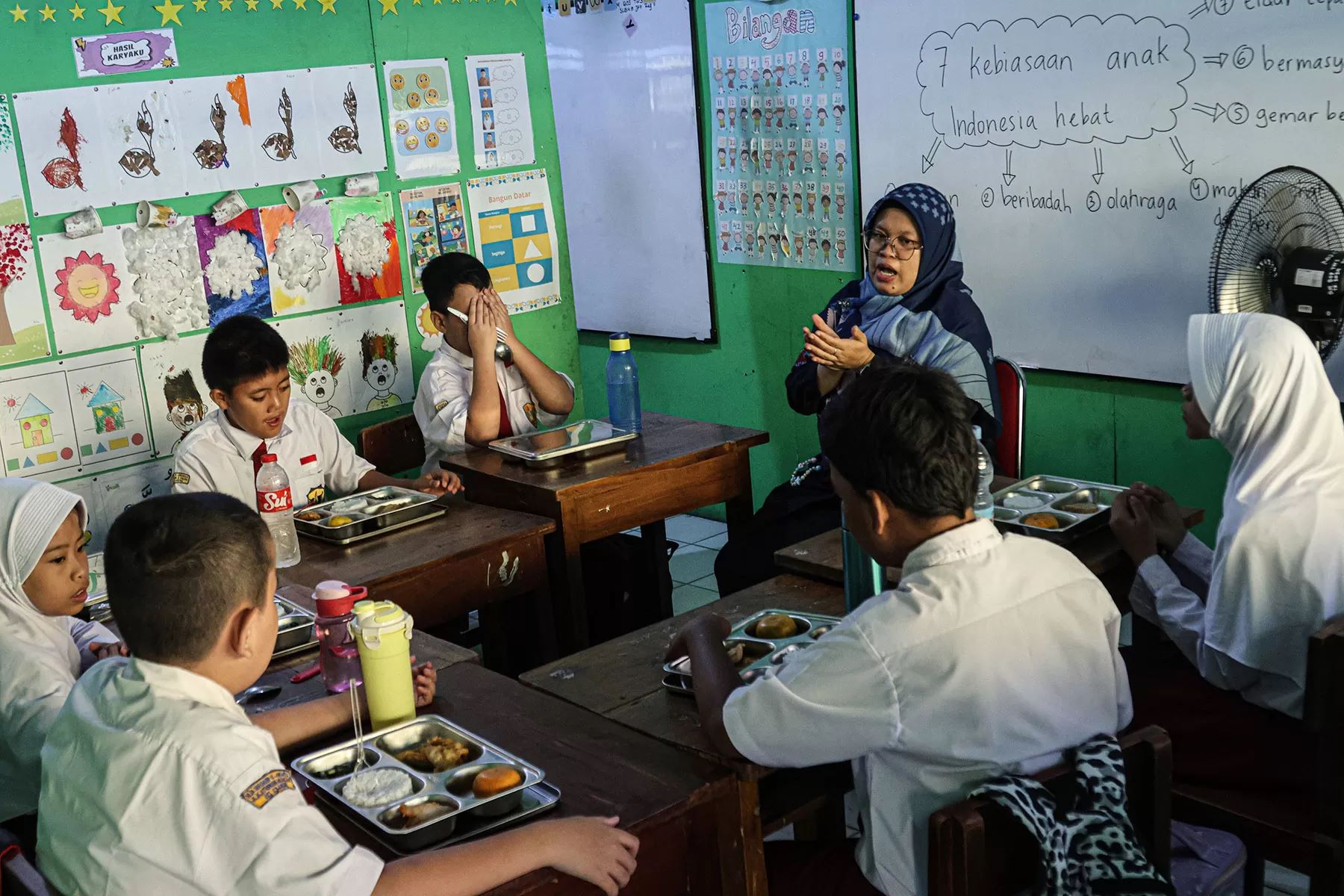 Sejumlah siswa berkebutuhan khusus menyantap menu Makan Bergizi Gratis (MBG) di SLB Negeri 5 Jakarta, Jakarta.