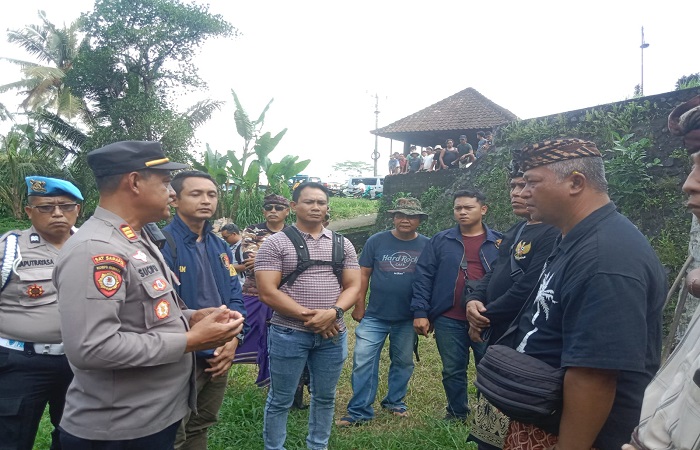 Jajaran Polres Bangli turun ke lokasi kuburan bayi di Kecamatan Susut, Bangli.
