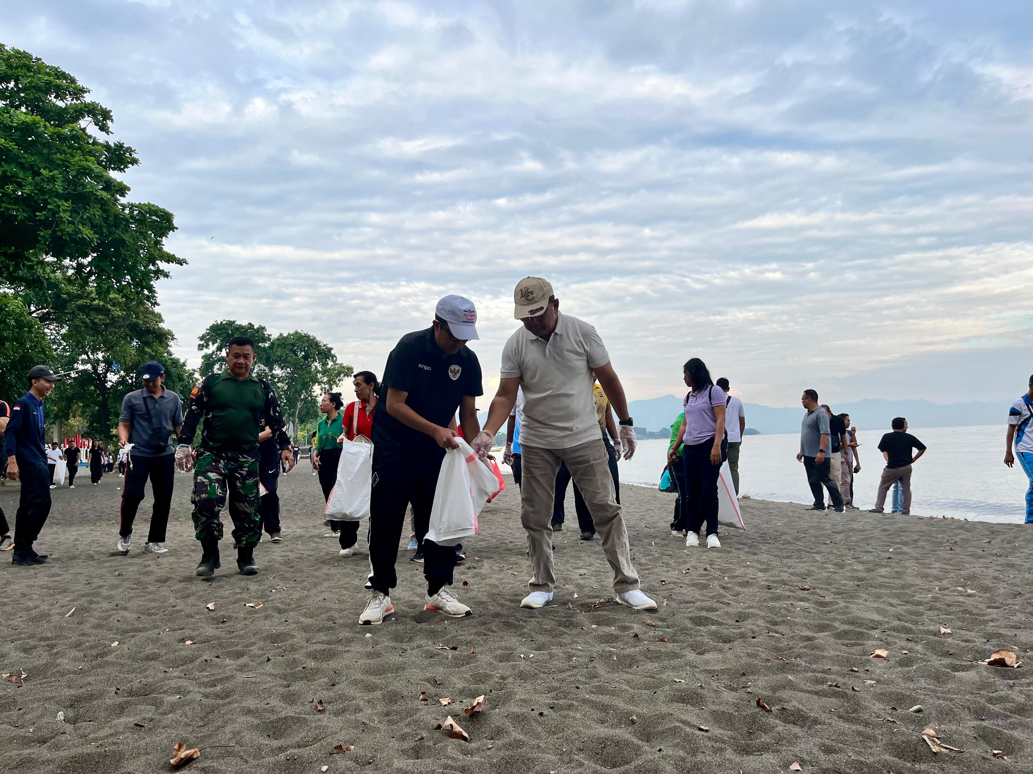 BERSIH SAMPAH: Aksi bersih sampah di Pantai Binaria Lovina.