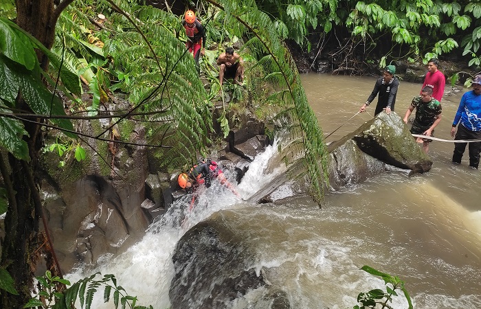 Jenazah I Made Gede Tedy Putra Yana, 19, ditemukan nyangkut di sela batu dalam sungai.