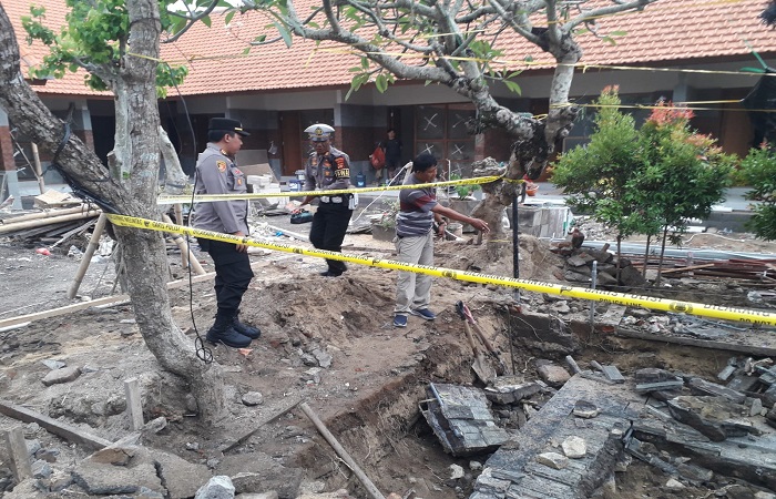 Pihak kepolisian melakukan olah tempat kejadian perkara (TKP), di lokasi proyek, Jalan Kesumasari, Sanur Denpasar Selatan, Jumat (23/5) kemarin.