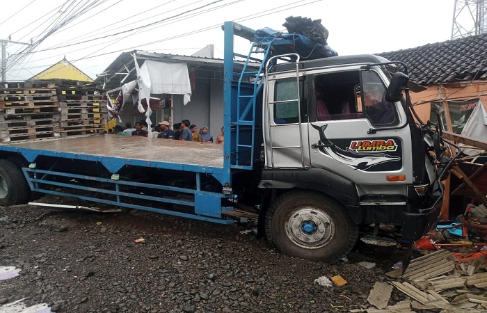 Truk tronton yang menabrak mobil boks dan banggunan di Jalan Denpasar- Gilimanuk, kemarin.