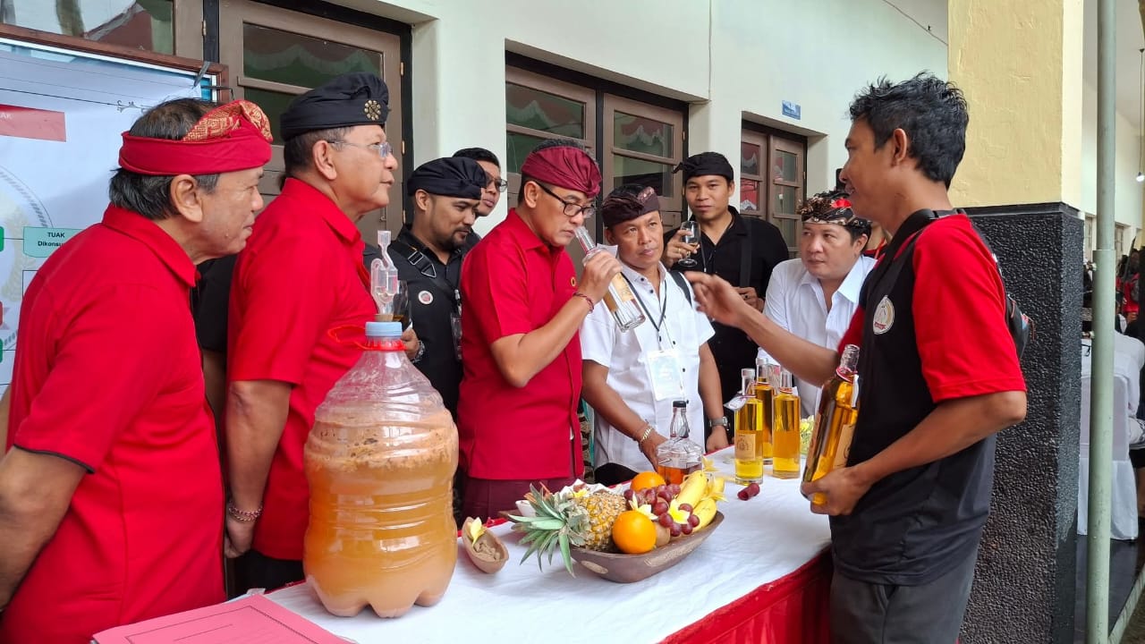 ARAK BALI: Salah satu pameran produsen minuman arak Bali di Buleleng.