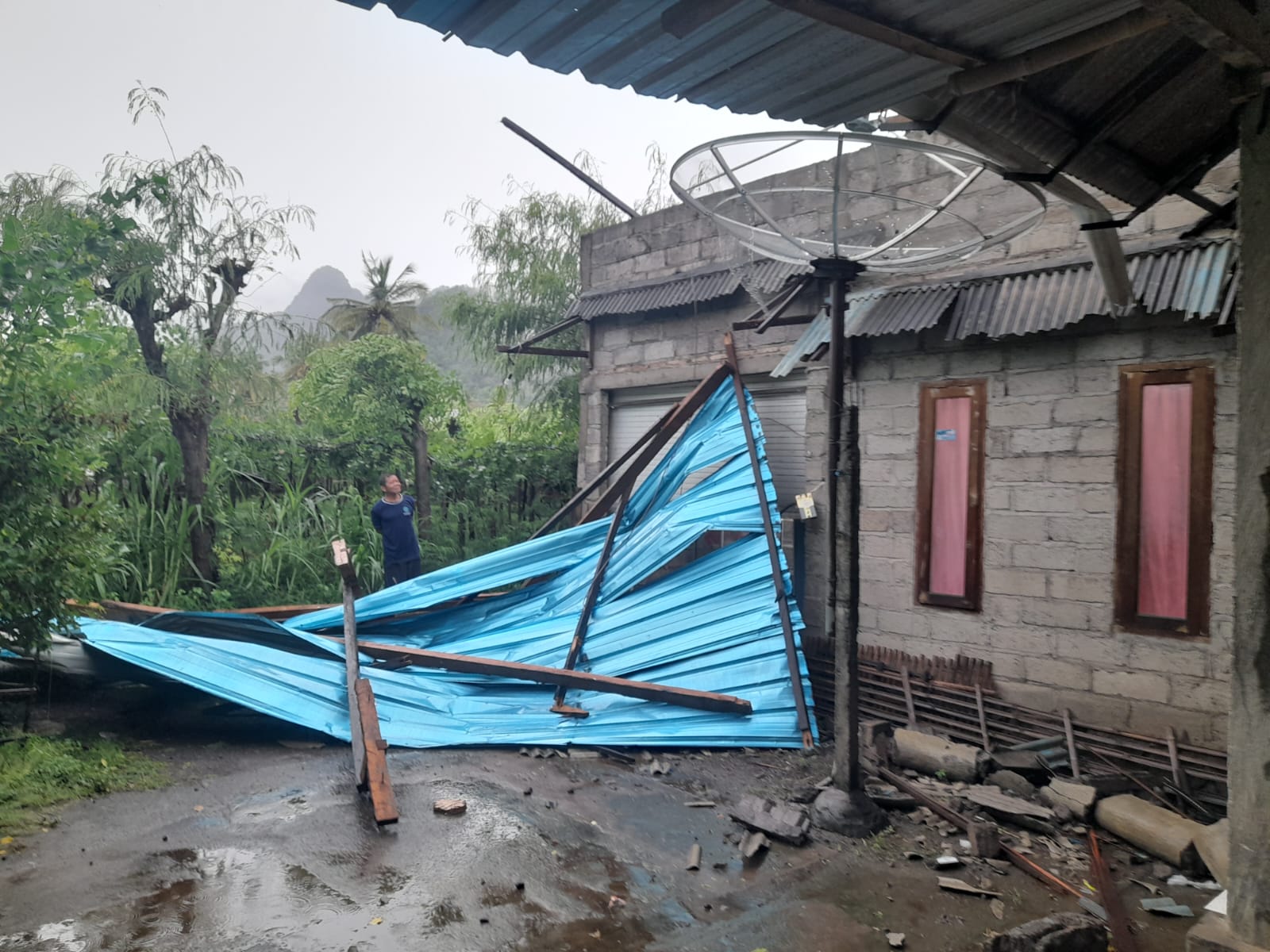 RUSAK PARAH: Rumah di Desa Banyupoh, Kabupaten Buleleng, rusak parah akibat puting beliung.