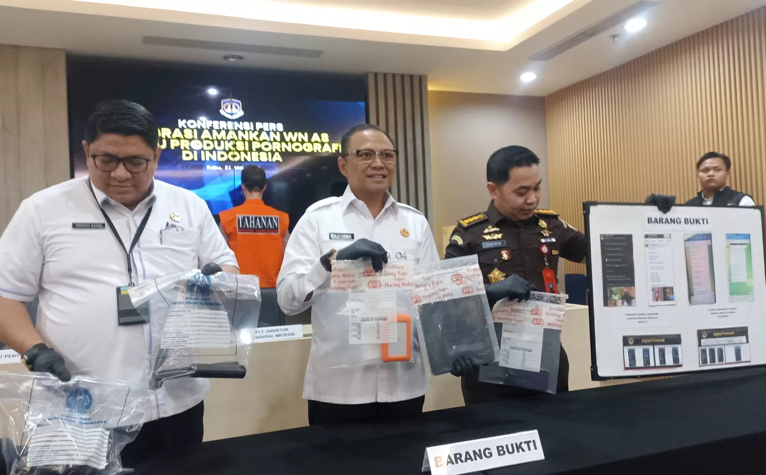 Kementerian Imigrasi merilis penangkapan WNA Amerika Serikat yang menyalahgunakan visa. Dia memproduksi konten asusila di Bali.