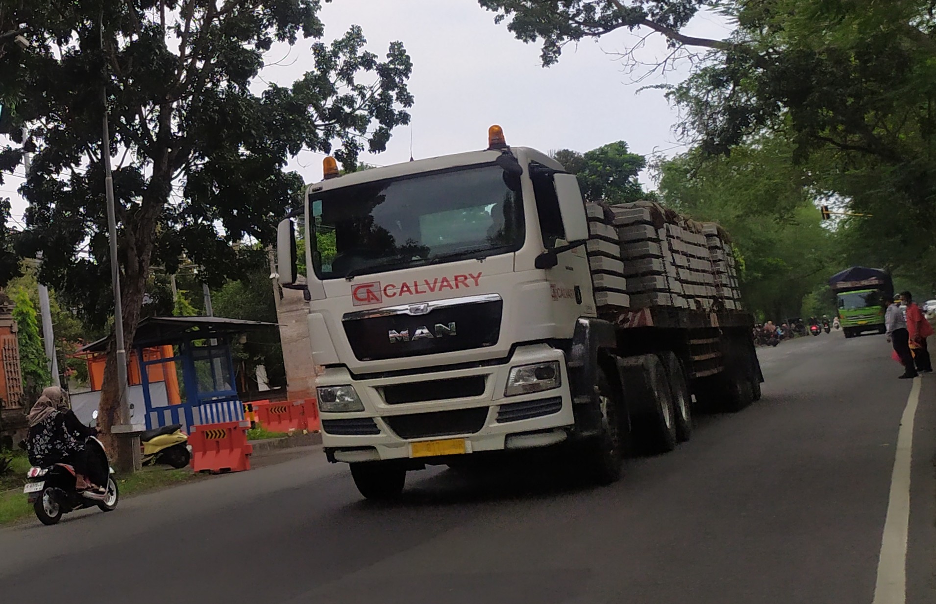 TEROBOS: Salah satu truk yang menerobos jalur menuju jembatan timbang di Cekik, Gilimanuk.
