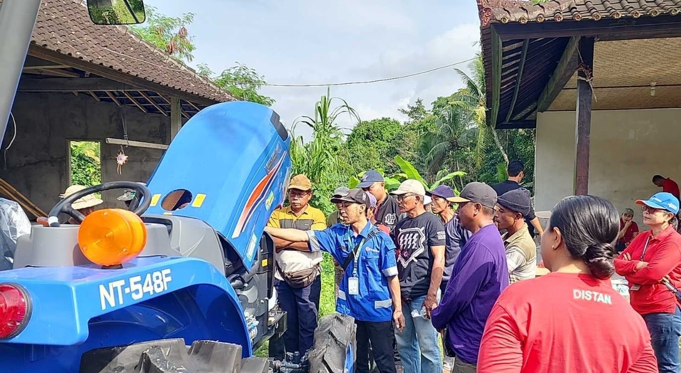 TRAKTOR: Bantuan traktor roda empat yang diberikan kepada para petani di Tabanan, Bali.
