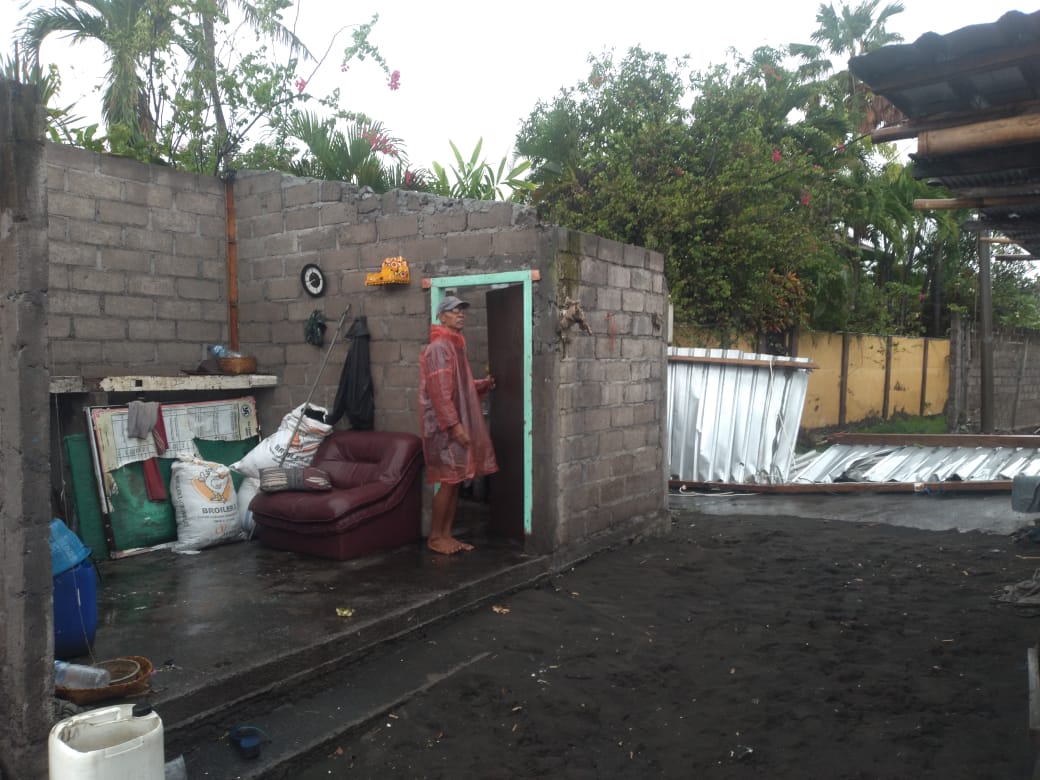PUTING BELIUNG: Angin puting beliung yang merusak rumah warga di Desa Banjar, Buleleng.