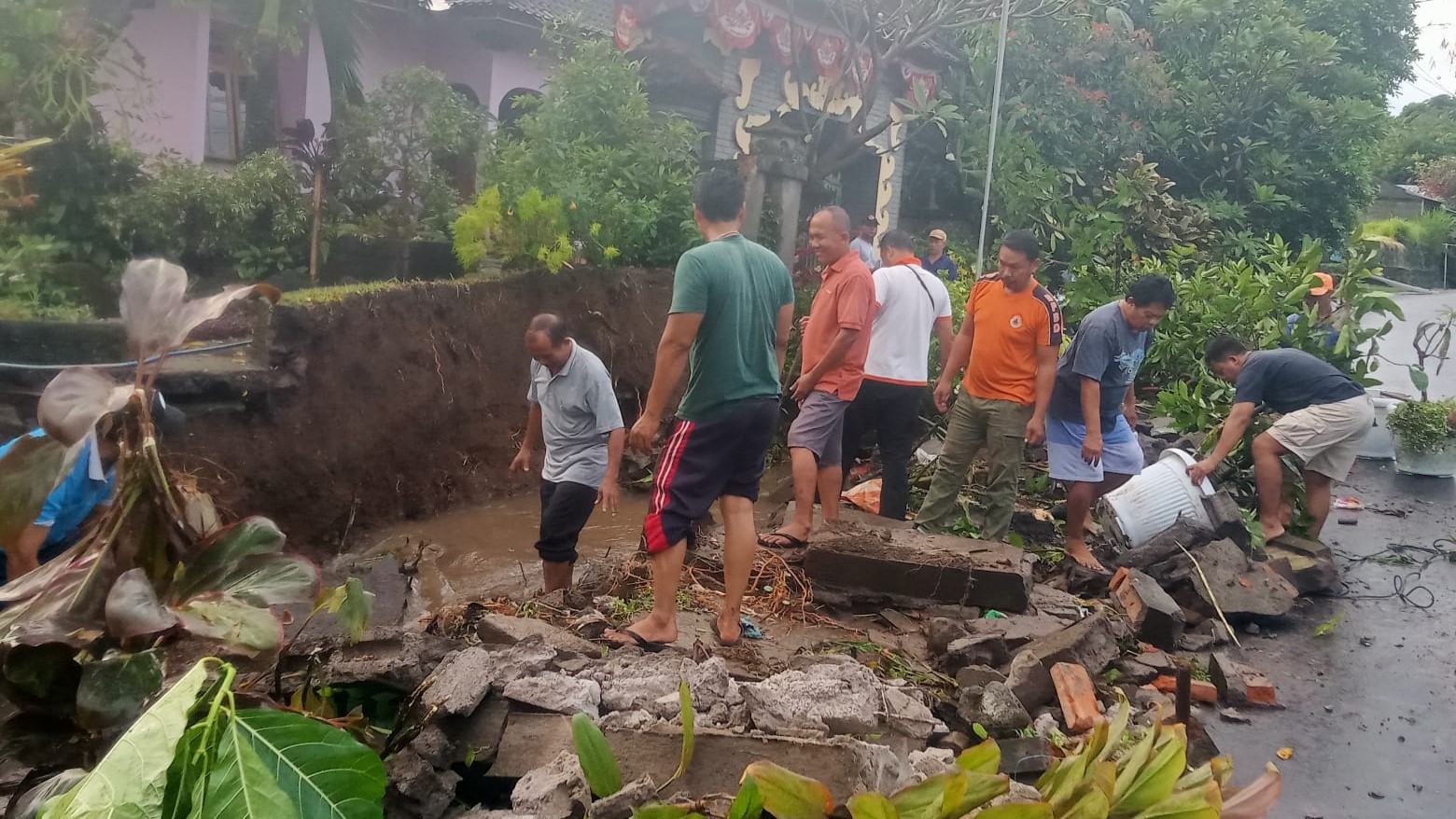 RUSAK PARAH: Tembok pagar rumah di Desa Sambangan ambruk gara-gara tergerus air.