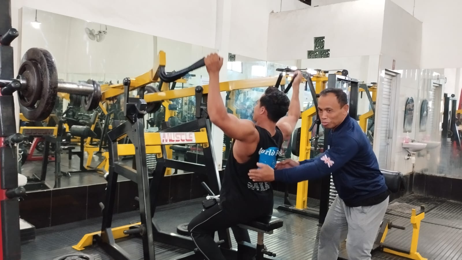 MENUJU PORPROV BALI: Salah seorang atlet binaraga Buleleng tengah berlatih di gym.