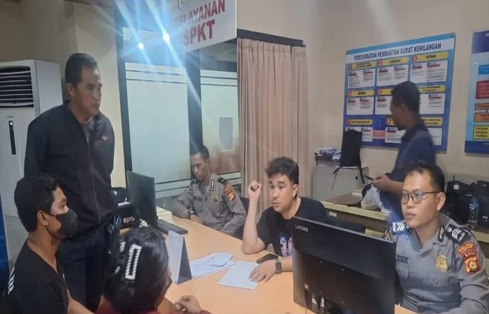 Korban saat melapor ke Polres Klungkung setelah diancam senjata tajam oleh tetangganya.