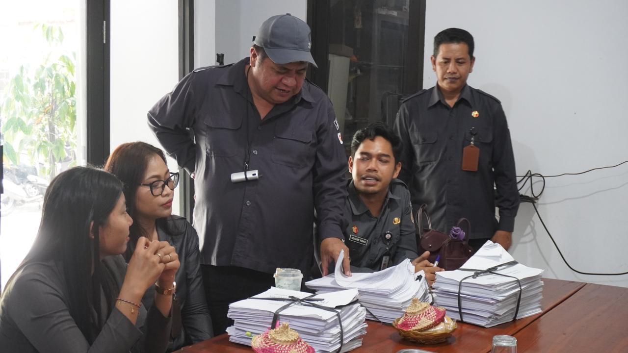 CEK ADMINISTRASI: Komisioner Bawaslu Bali, I Nyoman Gede Putra Wiratma (berdiri pakai topi) saat mengecek berkas administrasi pengelolaan hibah di Bawaslu Buleleng.