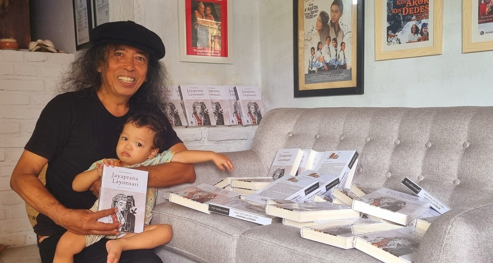 KISAH CINTA: Sastrawan Putu Satria Kusuma meluncurkan novel Jayaprana Layonsari yang mengangkat kisah cinta di Buleleng.