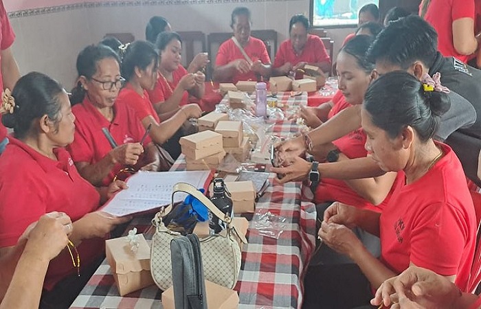 Ibu-ibu rumah tangga (IRT), pelaku usaha kecil dan generasi muda dari kalangan perempuan Desa Angkah, Selemadeg Barat Tabaann mengikuti pelatihan kerajinan tangan pembuatan aksesoris.