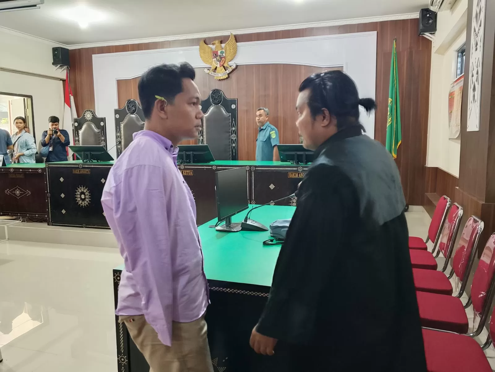 AJUKAN BANDING: Agus Buntung berbicara dengan kuasa hukumnya di sidang pembacaan vonis, Selasa (27/5/2025) siang.