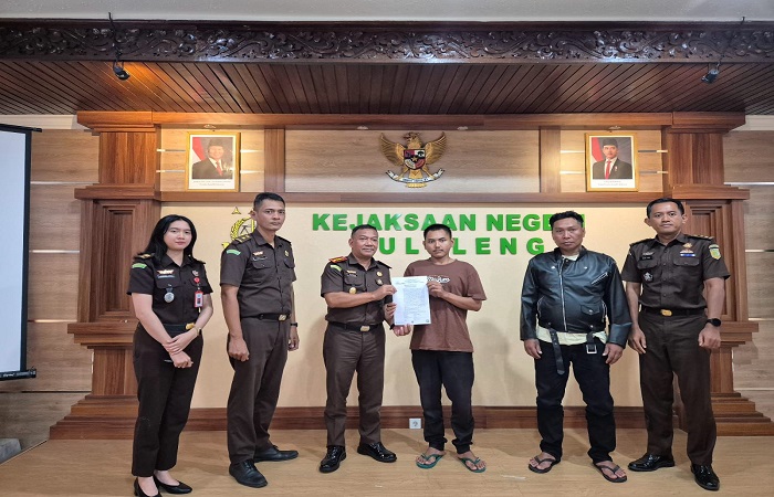 Penyerahan surat ketetapan penyelesaian perkara berdasarkan RJ dari Kejari Buleleng ke tersangka Kadek Bayu Samudra. Melalui RJ, tersangka pencurian babi itu bisa bebas.