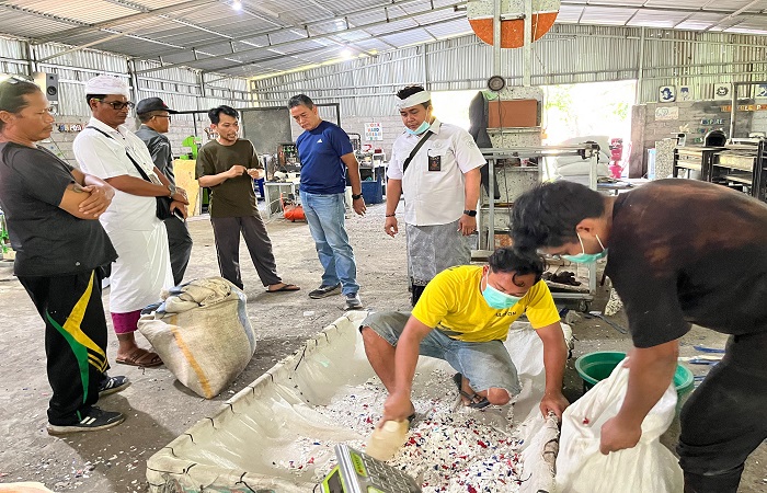 Kunjungan Wakil Bupati Buleleng, Gede Supriatna ke komunitas pengelola sampah. Pemkab Buleleng akan membantu pendampingan dan kebijakan.