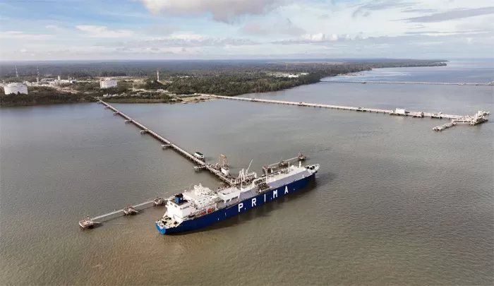 Proses pemuatan kargo LNG yang diproduksi dari fasilitas Tangguh Train 3 di Papua Barat. Terminal LNG yang dibangun di Sidakarya, akan mirip dengan lokasi ini.