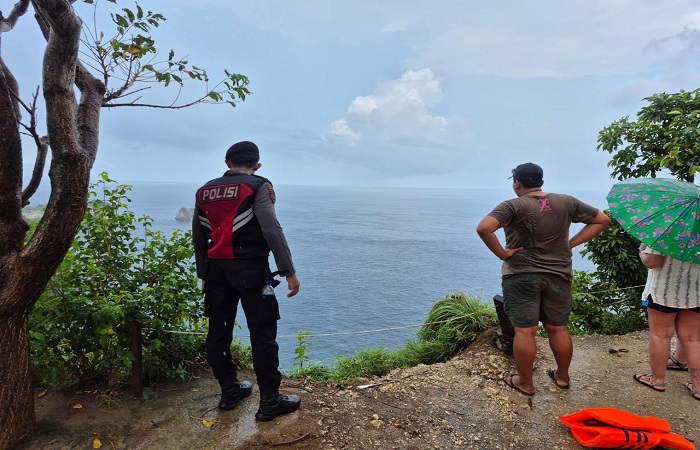 Wisatawan asal Medan bernama Raihan Hanafi, 24, terseret arus saat berenang di Pantai Diamond, kemarin.