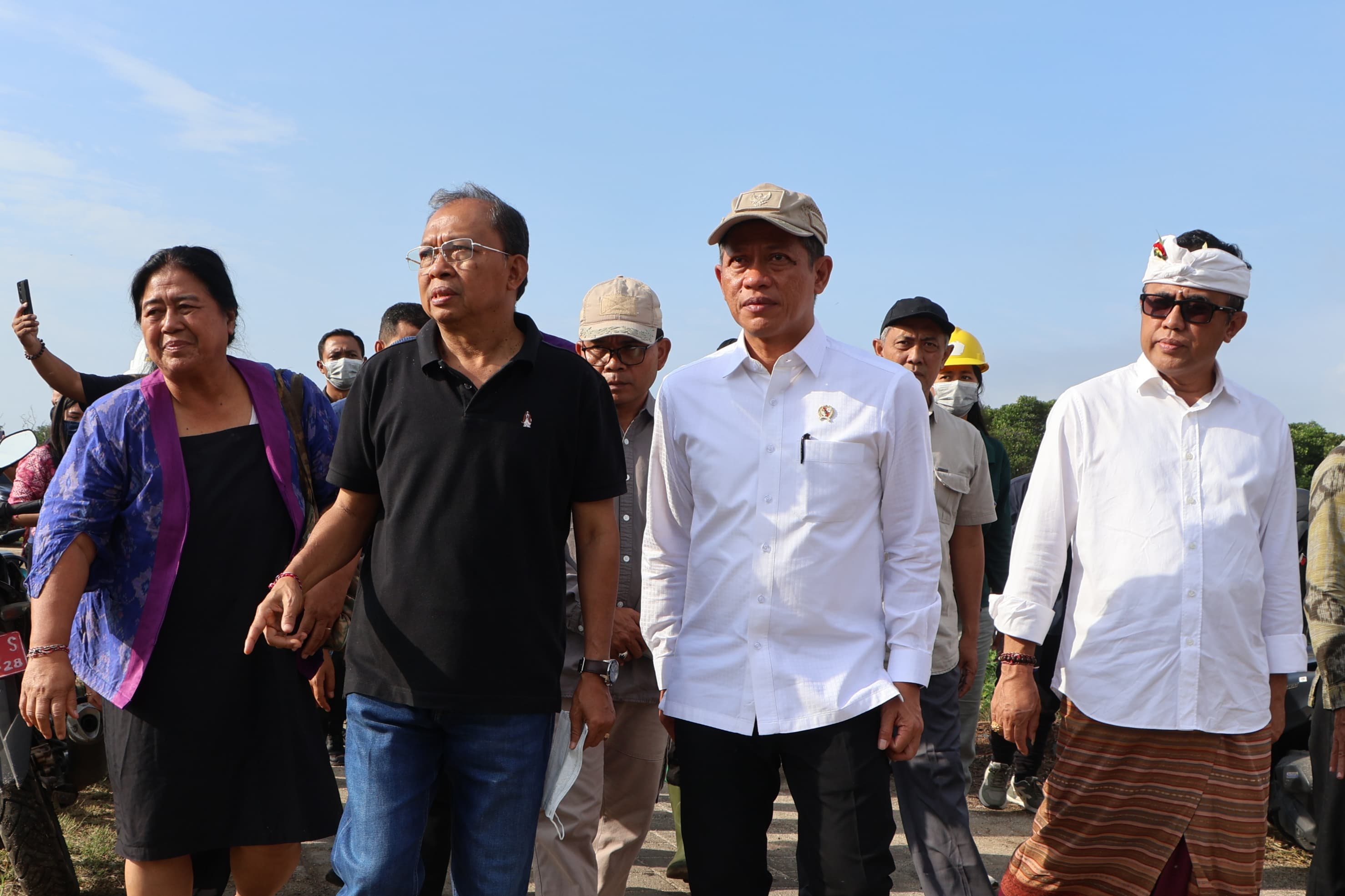 CEK TPA: Menteri Lingkungan Hidup, Hanif Faisol Nurofiq (kemeja putih pakai topi) saat mengunjungi TPA Suwung di Denpasar.