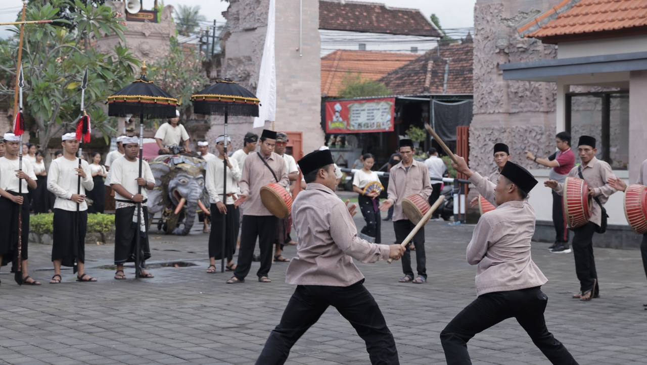 KOLABORASI: Penampilan atraksi pencak silat sekaa burdah Pegayaman. Kesenian burdah akan ditampilkan dalam peed aye Pesta Kesenian Bali.