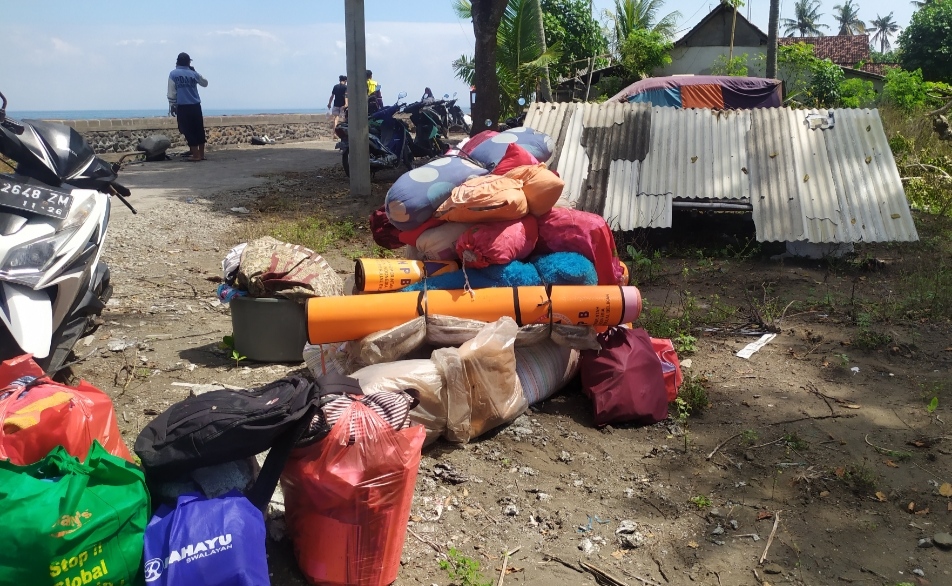 SIAP MENGUNGSI: Tumpukan barang milik warga Jembrana. Mereka terpaksa mengungsi karena rumah rusak akibat abrasi.
