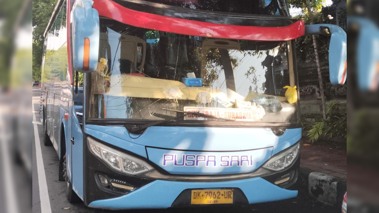 PECAH: Kaca bus yang pecah akibat peristiwa pelemparan batu di Jalan Raya Singaraja-Gilimanuk.