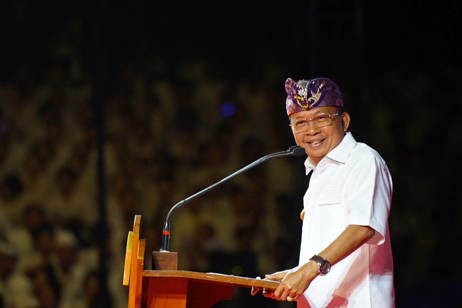 JANGAN SELINGKUH YA: Gubernur Bali, Wayan Koster saat menyerahkan SK PNS dan PPPK kepada pegawai di Pemprov Bali.