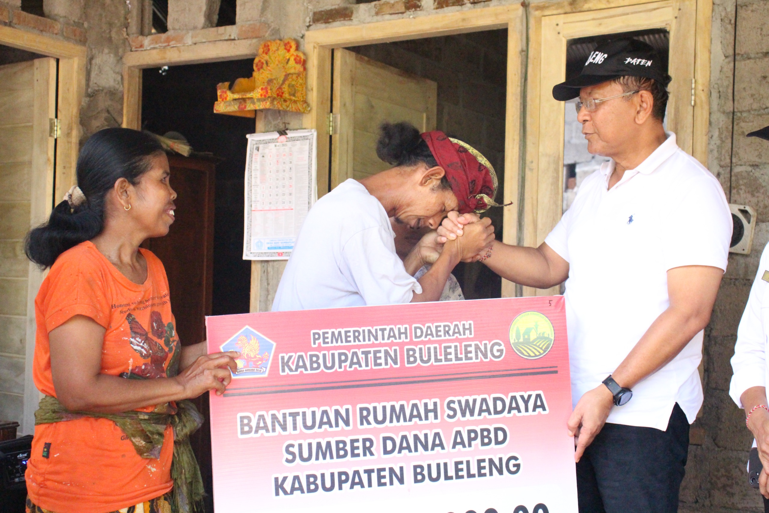 TERIMA BANTUAN: Warga di Desa Sambangan menerima bantuan bedah rumah yang bersumber dari APBD Kabupaten Buleleng.
