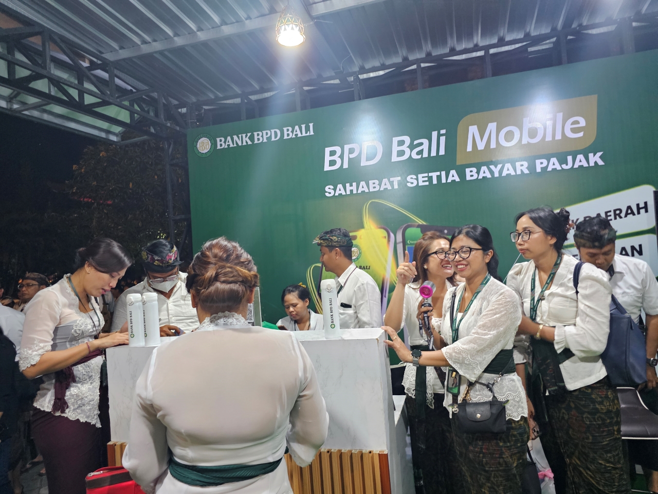 DISERBU: Suasana di stand BPD Bali saat penyerahan SK CPNS dan PPPK Pemprov Bali.