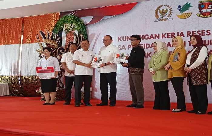 Bupati Buleleng, I Nyoman Sutjidra menyerahkan proposal pembangunan rumah singgah ke Sekjen Kemensos RI, Robben Rico.