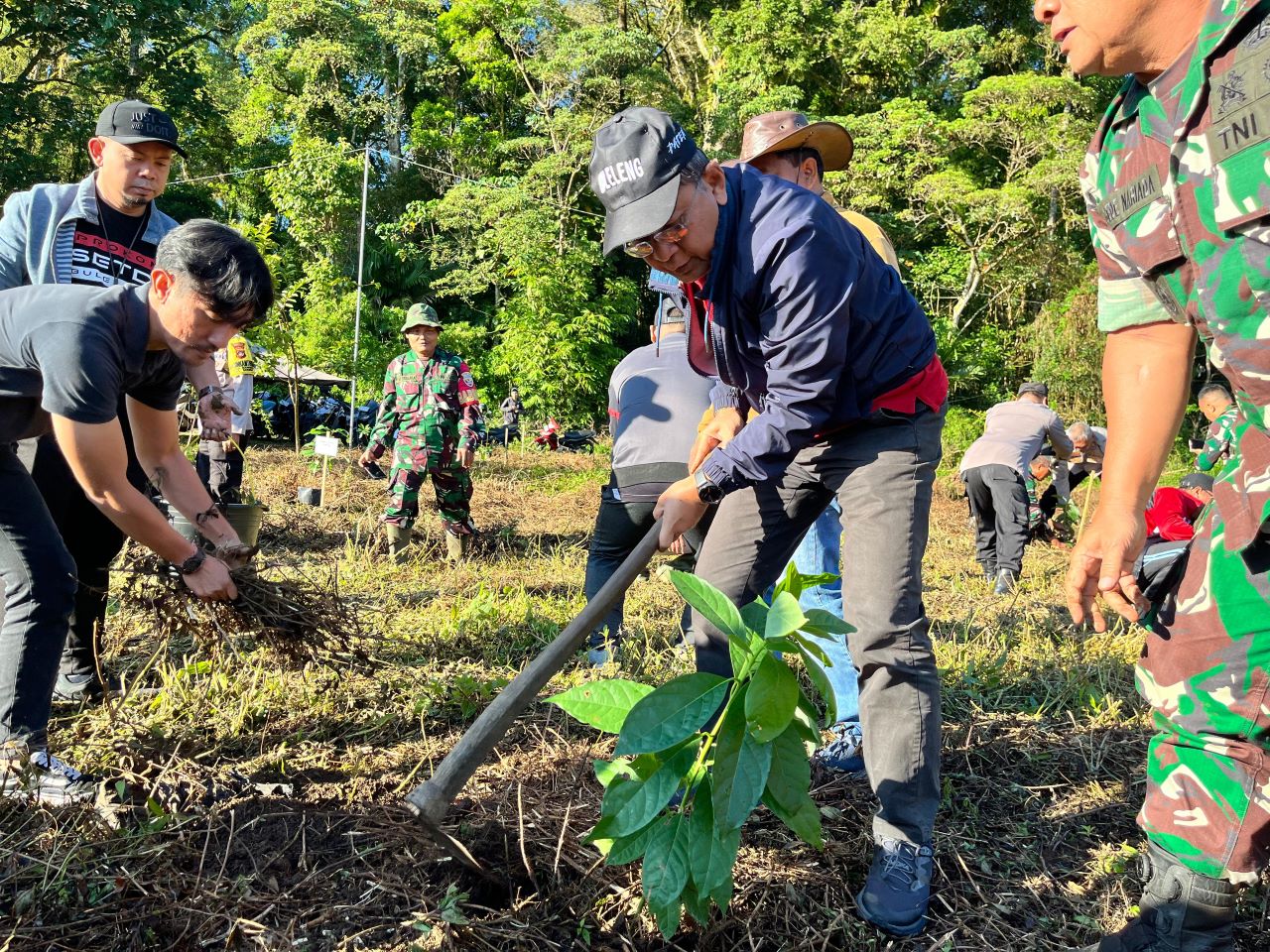 TANAM POHON: Bupati Buleleng, I Nyoman Sutjidra saat melakukan penanaman pohon di Danau Tamblingan.