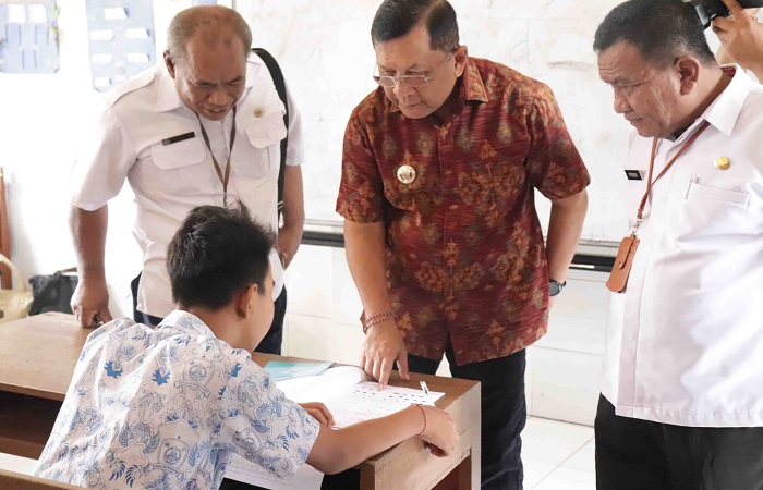 Bupati Buleleng saat memantau siswa di sekolah.