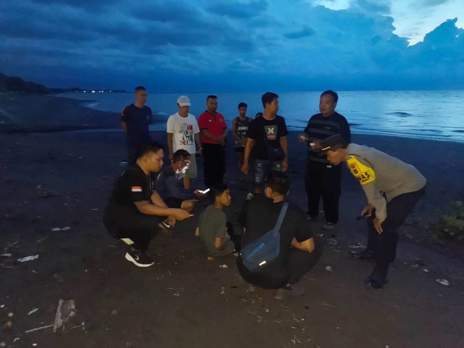 EVAKUASI: Polisi bersama warga mendatangi lokasi kejadian remaja tenggelam di Pantai Tangguwisia, Seririt.