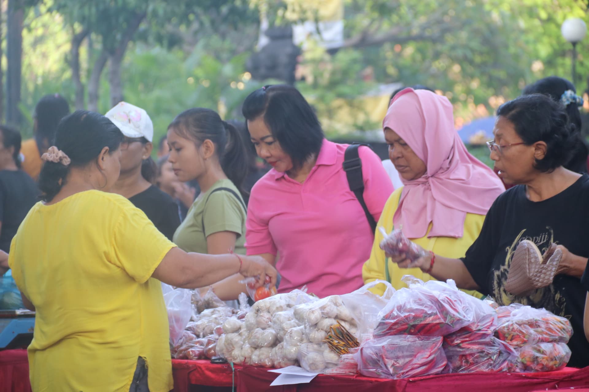 PASAR MURAH: Kegiatan pasar murah di Taman Kota Singaraja.