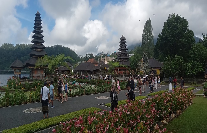 Suasana kunjungan wisatawan ke DTW Ulun Danu Beratan, Bedugul, Baturiti, Tabanan. 