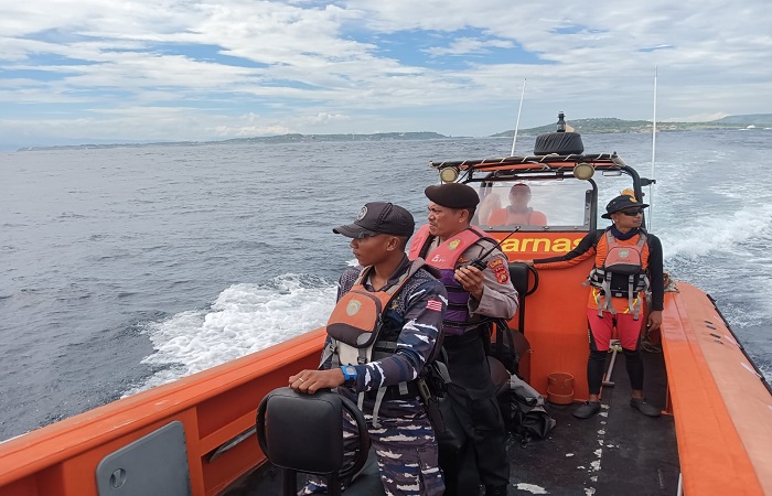 Tim SAR lakukan pencarian terhadap keberadaan Rofinus Gheda Piku yang hilang saat memancing di perairan Parangan Jepang, Nusa Ceningan, Desa Lembongan pada Jumat (23/5) lalu.