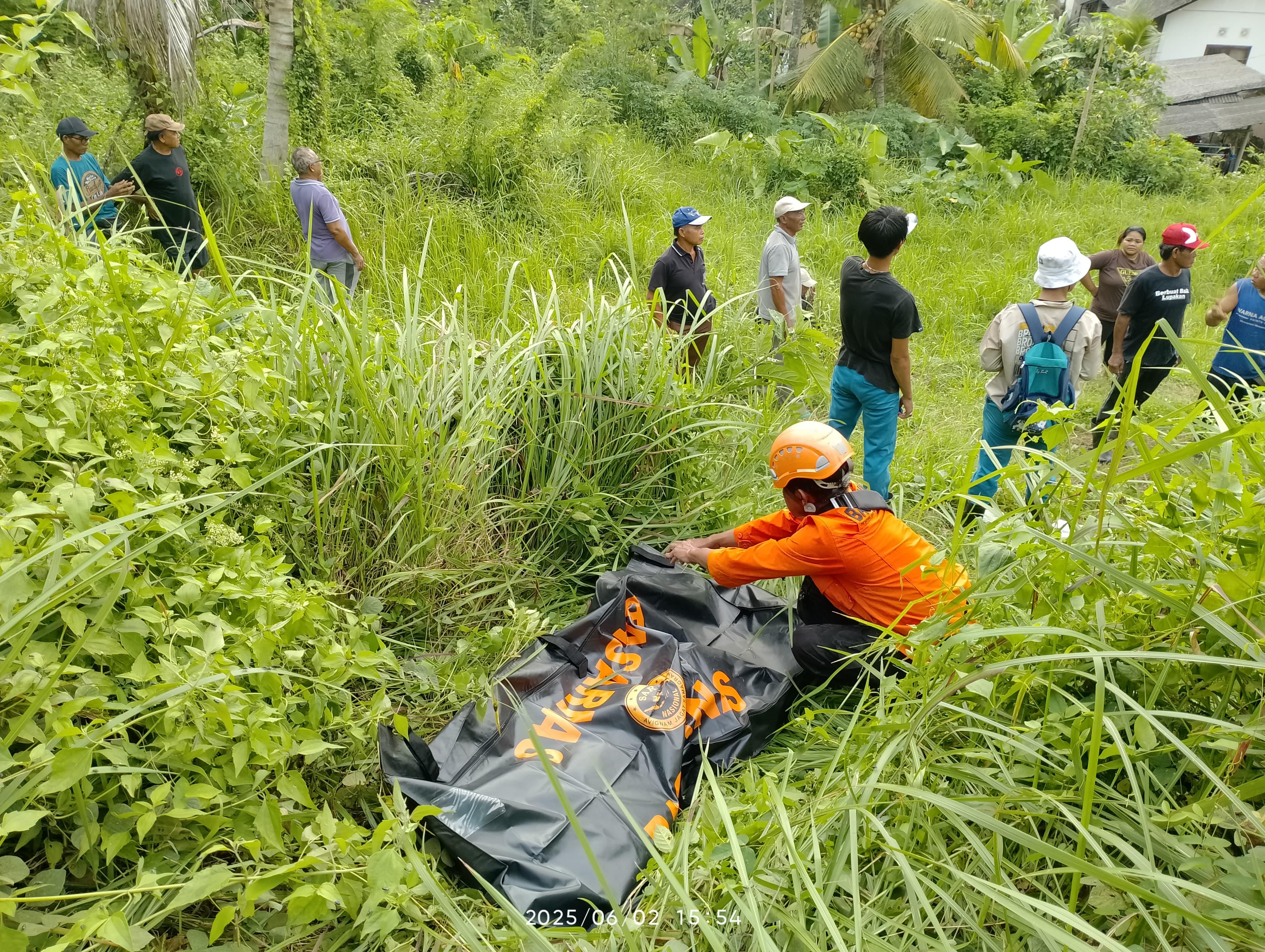 PENCARIAN: Tim SAR mengevakuasi jenazah Wayan Mender yang dilaporkan hilang di Jembrana, Bali.