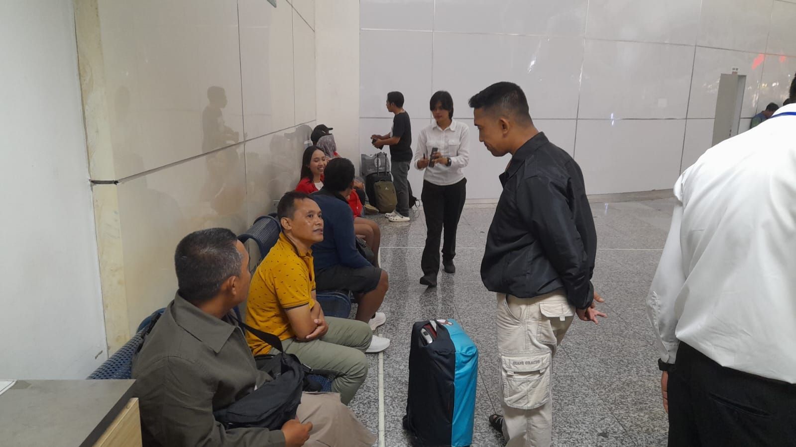 KORBAN PENIPUAN: Sejumlah warga Makassar di Bandara Ngurah Rai. Mereka diduga jadi korban penipuan iming-iming naik haji.