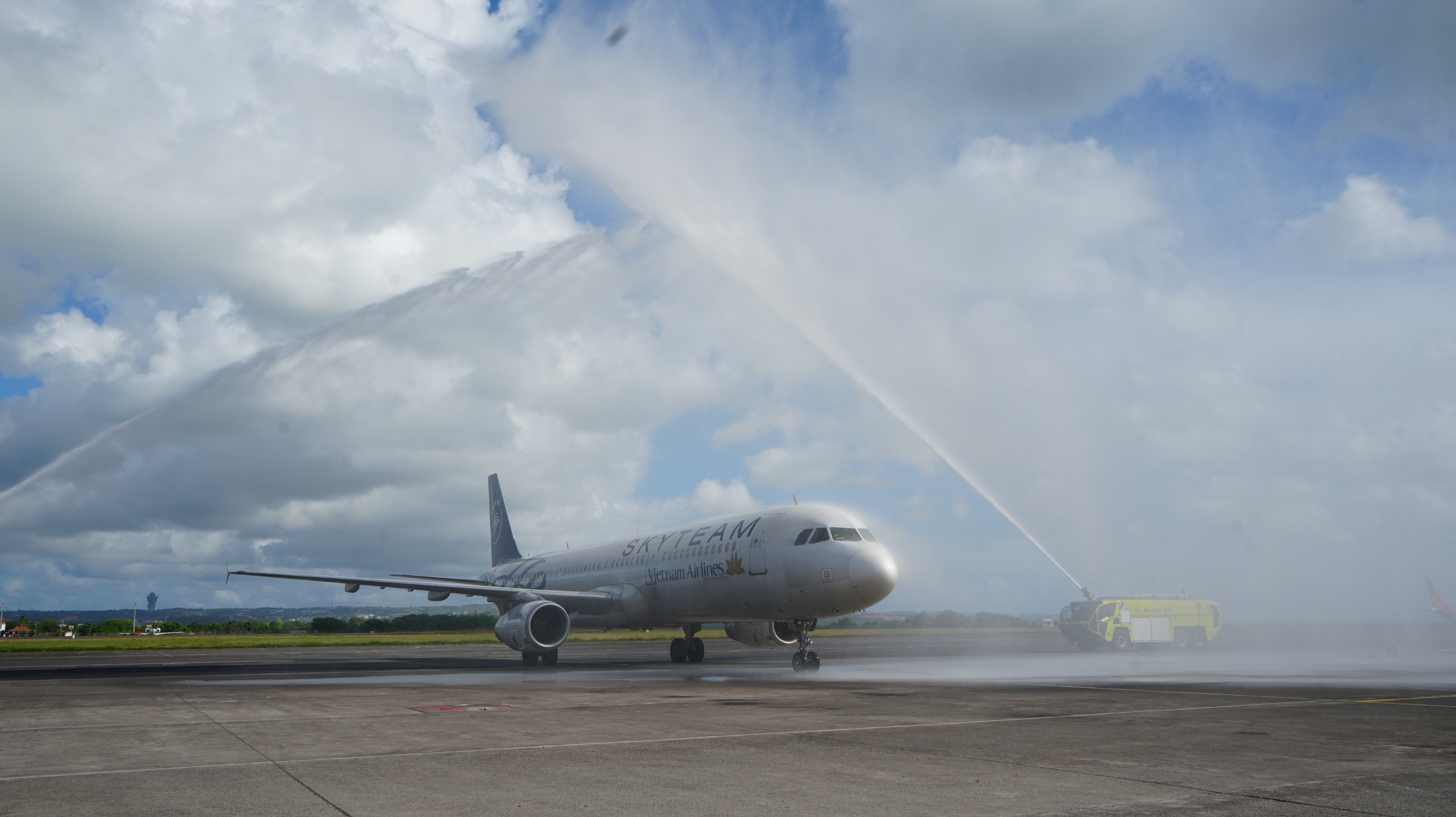 WELCOME TO BALI: Maskapai Vietnam Airlines kembali terbang ke Bali. Bisa genjot pariwisata di Pulau Bali.