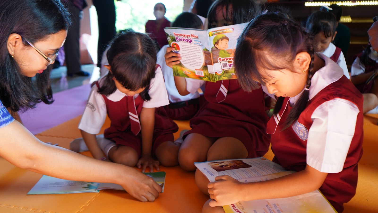 MEMBACA SEJAK DINI: Anak-anak PAUD membaca buku cerita di perpustakaan yang terletak di RTH Bung Karno.
