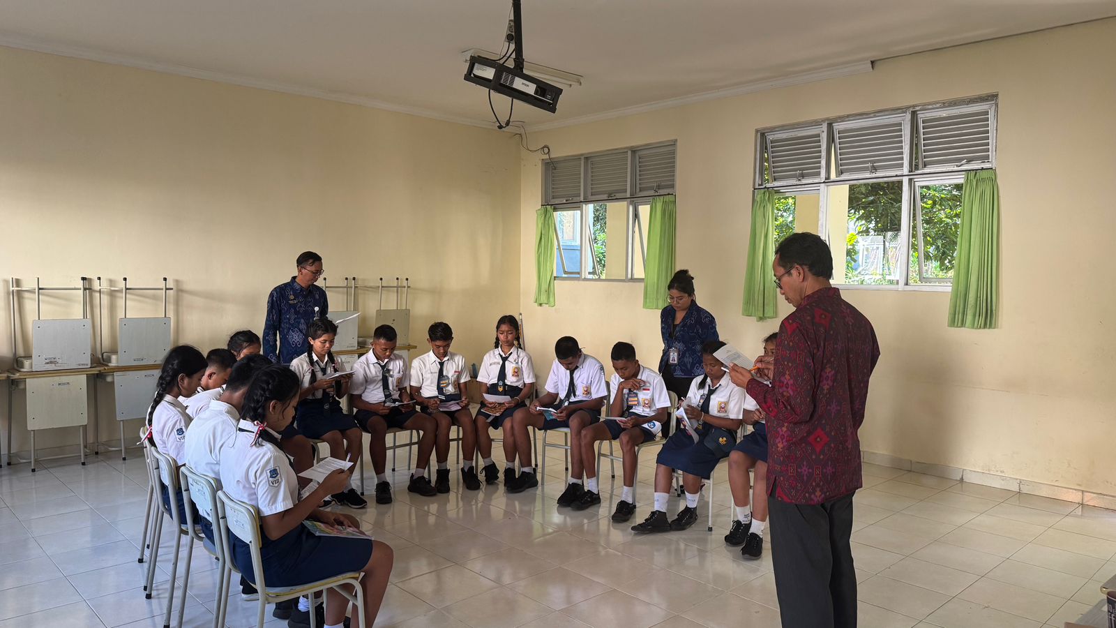 SELEKSI: Para pelamar menjalani proses boot camp di SMKN Bali Mandara. Seleksi juga melibatkan interviewer dari pihak luar.