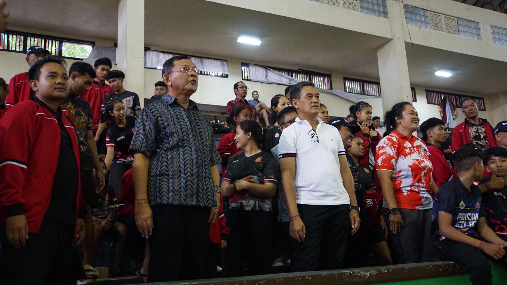 BERI SEMANGAT: Bupati Buleleng, I Nyoman Sutjidra (pakai kemeja) dan Wakil Bupati Buleleng Gede Supriatna (kaos putih) memberikan dukungan kepada atlet yang bertanding pada Porjar Bali 2025.