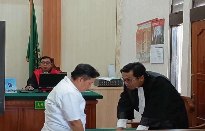 Nike Nurul Hikmah meminta nasihat dari pengacara yang mendampinginya di PN Denpasar, Selasa (3/6) kemarin.