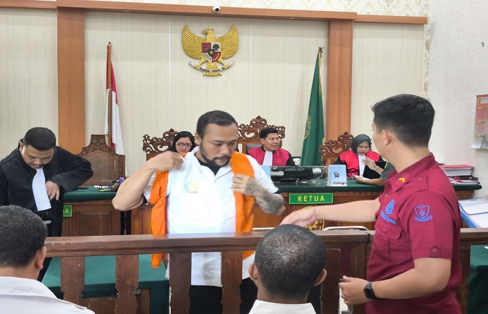Terdakwa Bastomi Prasetiawan alias Mas Pras usai menjalani sidang perdana di PN Denpasar.