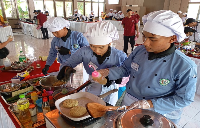 Salah satu peserta saat memproses tempe menjadi salah satu pangan inovatif. Lomba ini dalam rangka Bulan Bung Karno.