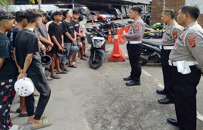 Sebanyak delapan motor dan 19 remaja diamankan anggota Satlantas Polresta Denpasar, karena melakukan aksi ugal-galan di jalan raya, Selasa (3/6) kemarin.